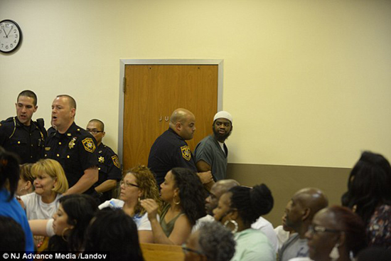 جنجالی شدن دادگاه قاتل در نیوجرسی+عکس