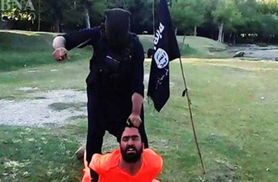 داعش سرکرده گروهک جیش الاسلام را سر بُرید + تصاویر/ داعش یک مرد افغان را سر برید + عکس