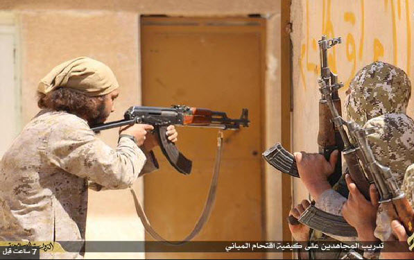 هکر بزرگ داعش کیست/ تبدیل مرقدپیامبر خدا به شهر بازی!/ پادگان آموزشی داعشی‌ها در ریف حماه+تصاویر
