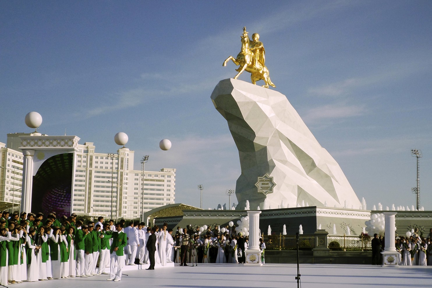 باشگاه خبرنگاران جوان - مجسمه طلای رئیس جمهور ترکمنستان در عشق آباد + عکس -  صاحب‌خبر