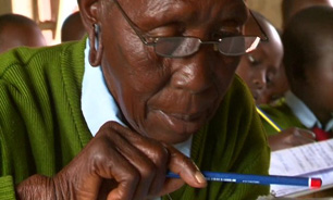 پیرزنی 94 ساله مسن‌ترین دانش آموز جهان