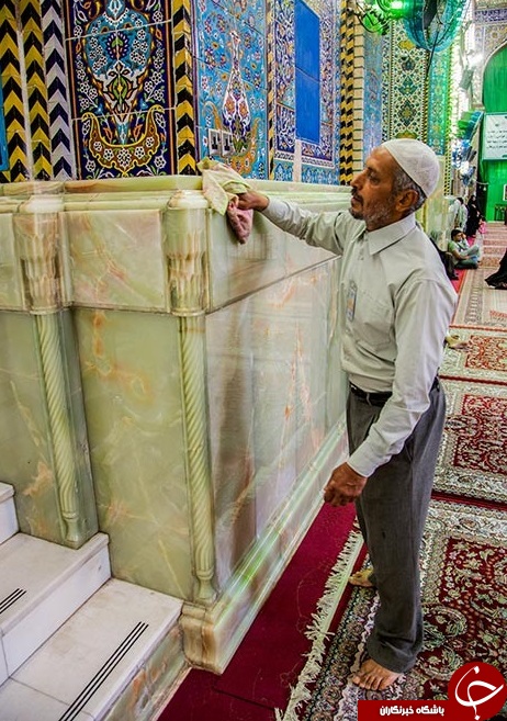 غبارروبی صحن مطهر حسینی به مناسبت حلول ماه رمضان + تصاویر