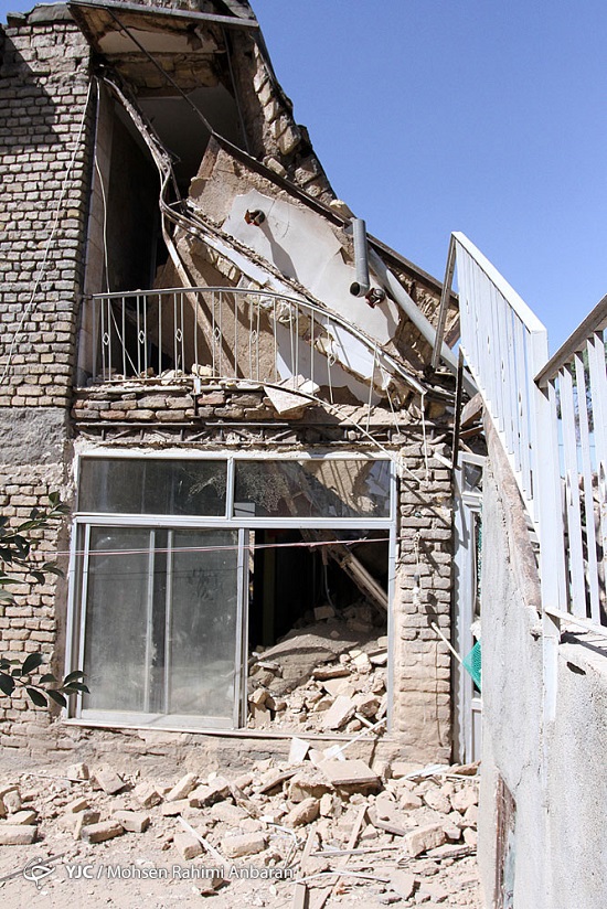 تخریب آپارتمان دو طبقه قدیمی بر اثر گودبرداری غیراصولی در مشهد