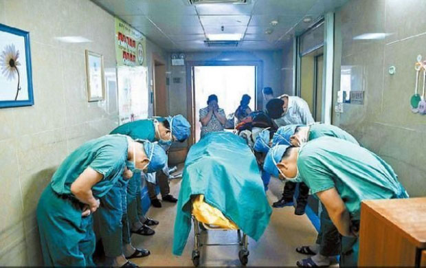 احترام پزشکان چینی به بیماری که اعضای خود را بخشید + عکس