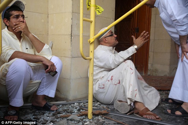 لحظه ورود عامل انتحاري حمله به مسجد کويت + تصاوير