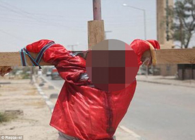 داعش اجساد دو جاسوس را کنار جاده به صلیب کشید + تصاویر