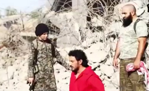 اعدام یک عراقی توسط کودک داعشی + فیلم/داعش 44 نفر را در موصل اعدام کرد