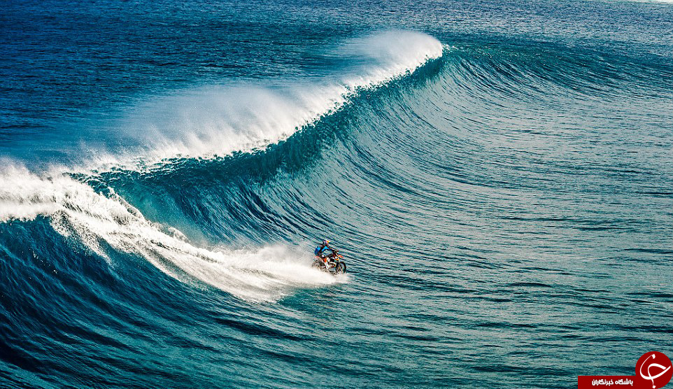 موج سواری با موتور سیکلت+ تصاویر