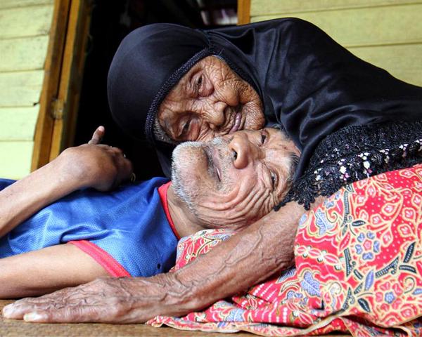 مادر 103 ساله ای که از فرزند معلول 63 ساله اش مراقبت می کرد درگذشت