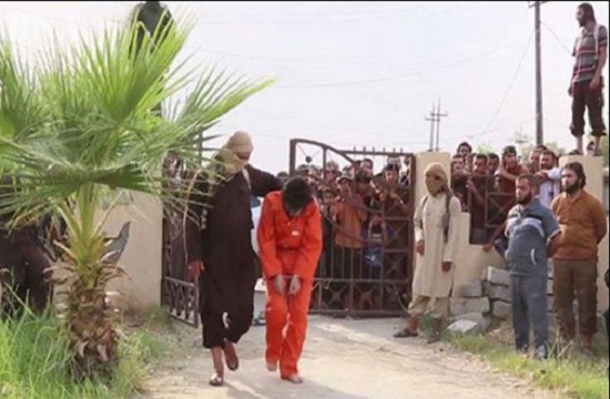 گردن زدن سه اهل سنت توسط داعش/ کمک داعشی‌ها به مسلمانان فقیر!/ فرار داعشی‌ها از انبار با لباس زنانه/+ عکس