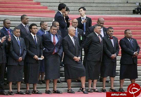 عکس/ پوشش عجیب و غریب دیپلمات های فیجی در مراسم استقبال رسمی!