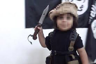 کودک داعشی اولین گردن زنی را تجربه کرد+ تصاویر