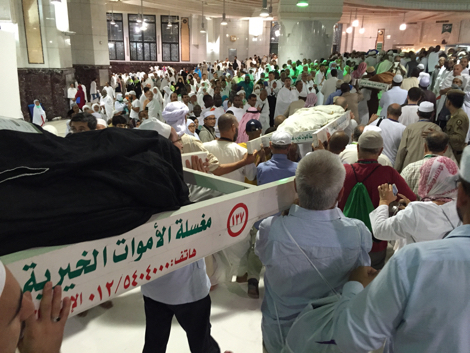 مراسم خاکسپاری شماری از قربانیان حادثه سقوط جرثقیل در مسجدالحرام+ تصاویر