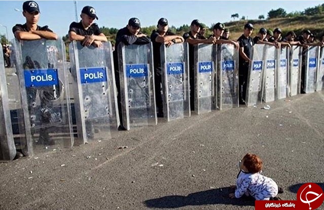 درگیری پلیس ترکیه با نوزاد سوری + عکس