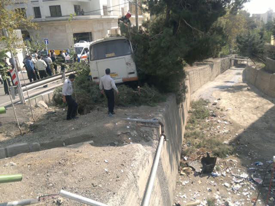 واژگونی خونبار اتوبوس مسافربری در پایتخت/ 17 خانم مجروح شدند + تصاویر