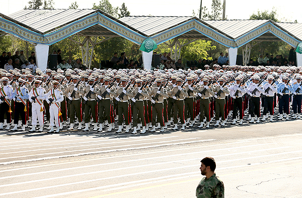 یگان‌های پیاده ارتش جمهوری اسلامی ایران از مقابل جایگاه رژه رفتند