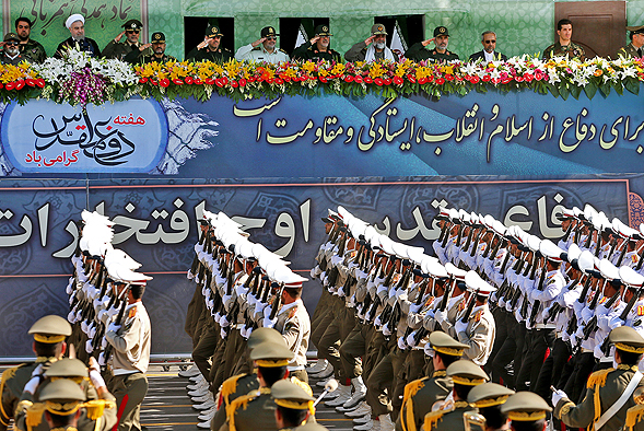 یگان‌های پیاده ارتش جمهوری اسلامی ایران از مقابل جایگاه رژه رفتند