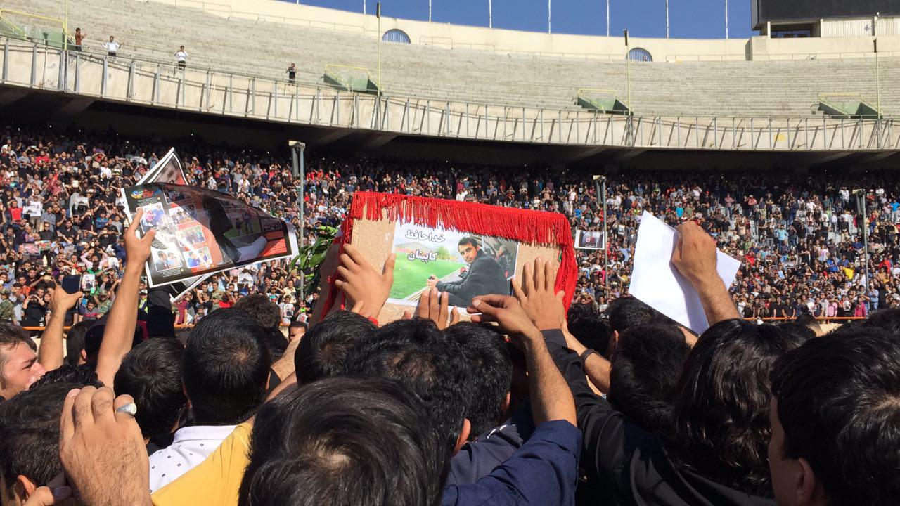 از روسری قرمز همسر هادی نوروزی تا جمعیت 100 هزار نفری در استادیوم آزادی