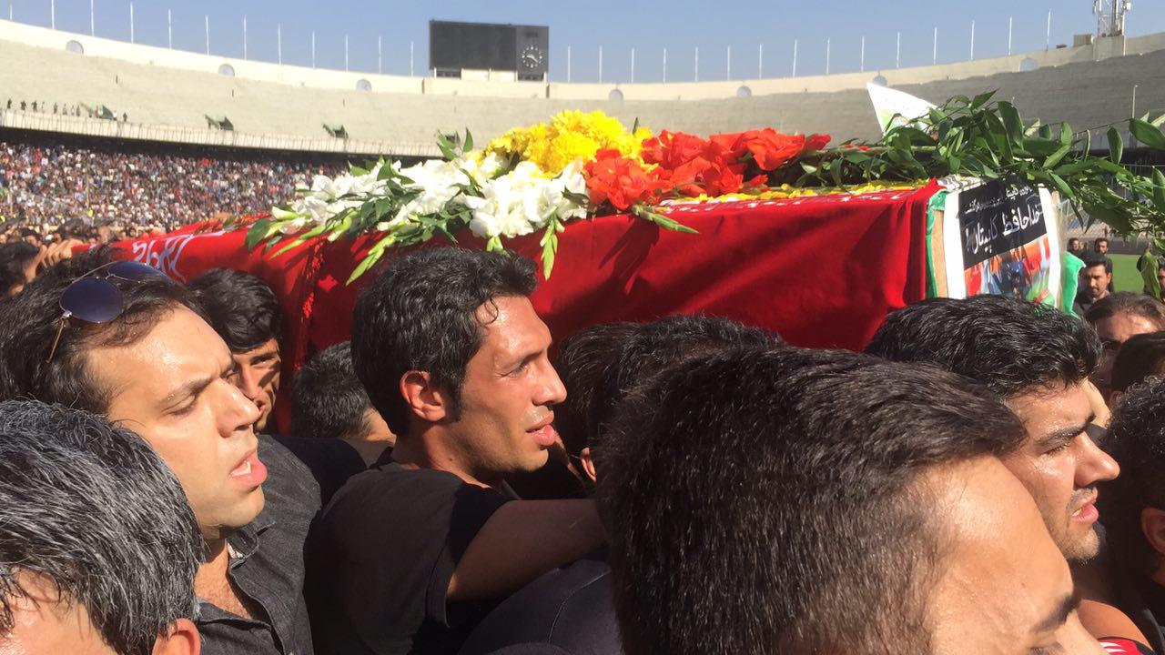 از روسری قرمز همسر هادی نوروزی تا جمعیت 100 هزار نفری در استادیوم آزادی