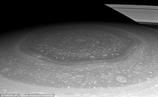 کشف نهایی معمای مرموز طوفان 6 ضلعی روی سطح این سیاره عظیم + تصاویر