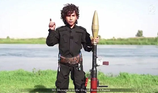 نوجوان داعشی: اوباما! گردنت را می‌زنم+ فیلم وعکس