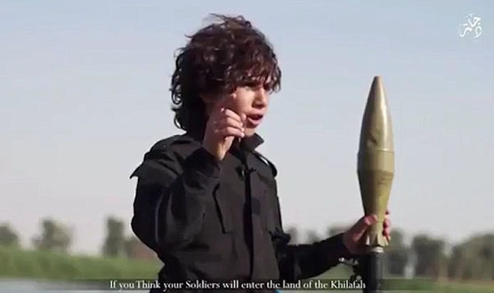 نوجوان داعشی: اوباما! گردنت را می‌زنم+ فیلم وعکس