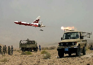 سوخت‌گیری جنگنده F-4 از هواپیماهای سوخت‌رسان/ رهگیری جنگنده‌های متخاصم از سوی نهاجا