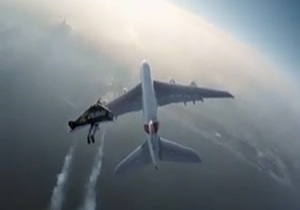 پرواز انسان در کنار بزرگترین هواپیمای جهان + فیلم
