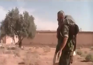 مرد افسانه ای ارتش سوریه در حال حمل مجروح در جنگ با داعش + فیلم 