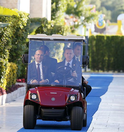 عکس/ رانندگی اردوغان با ماشینِ گلف