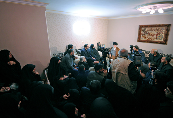 حاشیه‌های حضور رهبر انقلاب در منزل سردار شهید همدانی + تصاویر 