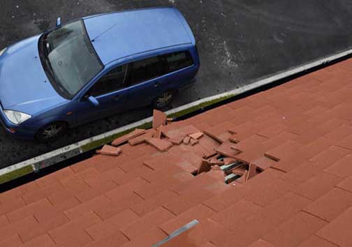 فروریختن سقف خانه در اثر فضولات هواپیمایی! + تصاویر