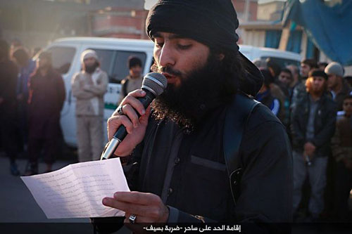 داعش یک جادوگر را با شمشیر زنگ زده اعدام کرد+ تصاویر