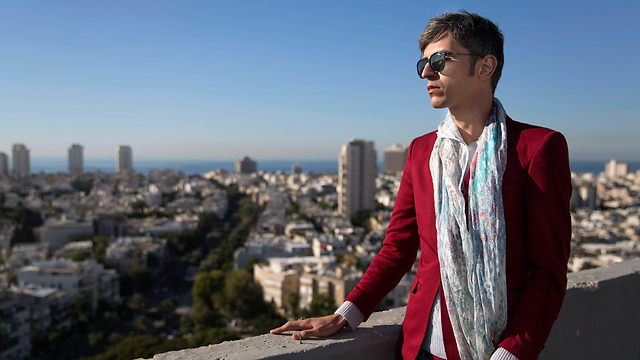 شاعر همجنسگرای ایرانی بر فراز آسمان خراش های اسرائیل + تصاویر