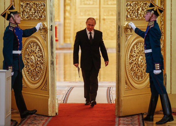 گزارش ان‌بی‌سی نیوز: چرا پوتین غیرعادی راه می رود؟ + تصاویر 