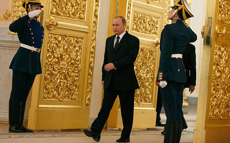 گزارش ان‌بی‌سی نیوز: چرا پوتین غیرعادی راه می رود؟ + تصاویر