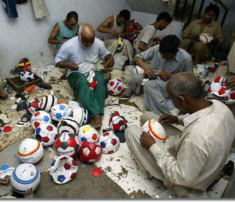 شوت کردن توپ جام جهانی از پاکستان به روسیه+تصویر