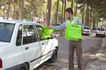 توزیع کیسه زباله همزمان با روز انس با طبیعت در استان