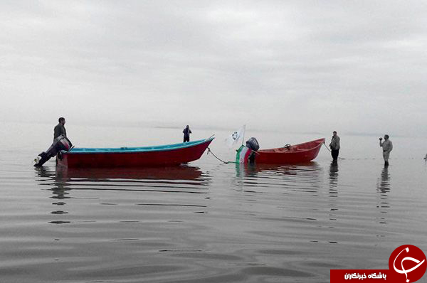 دسترسی به جزایر دریاچه ارومیه به وسیله قایق میسر شد + تصاویر