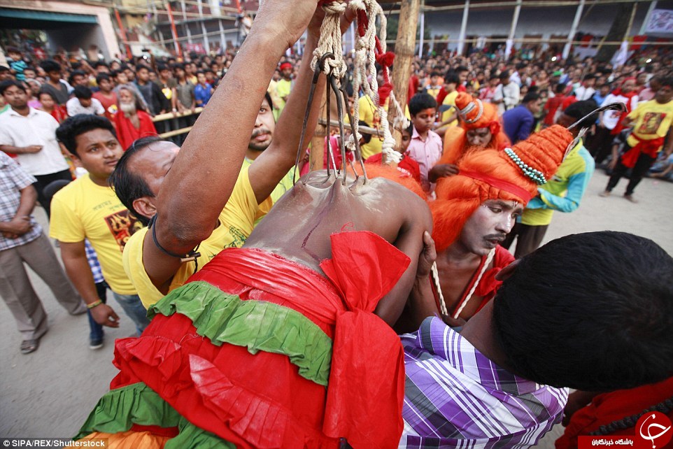 در این مراسم هندی، انسان ها خود را با قلاب آویزان می کنند + تصاویر 18+