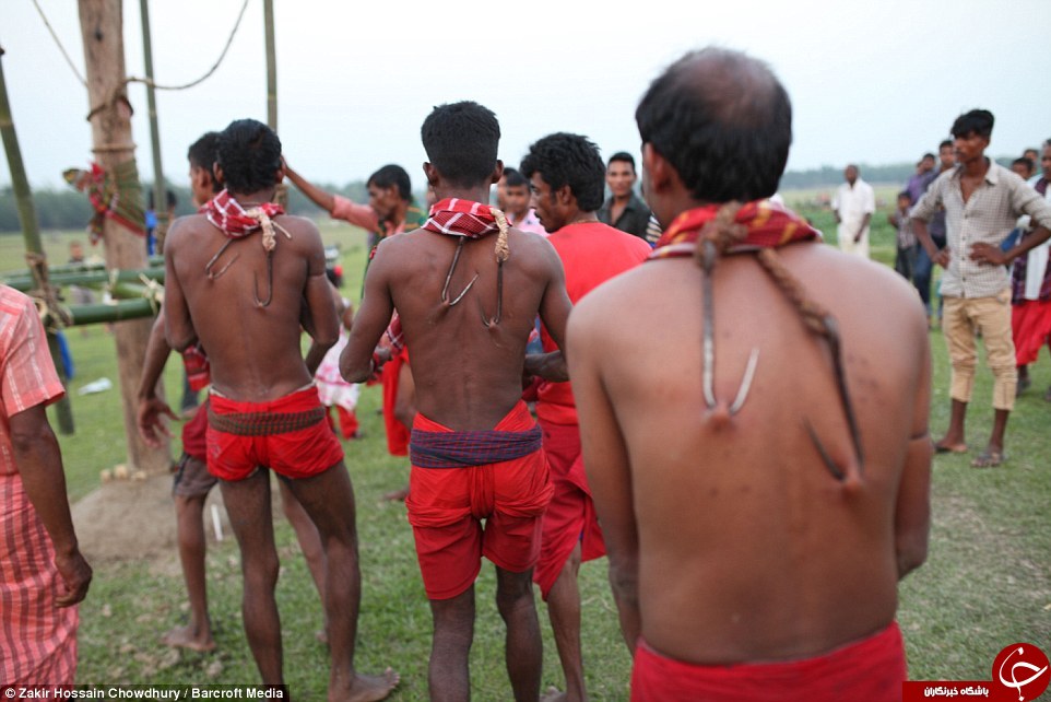 در این مراسم هندی، انسان ها خود را با قلاب آویزان می کنند + تصاویر 18+
