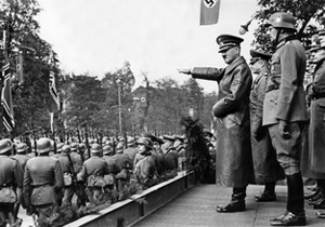 هیتلر و سربازانش در جریان جنگ جهانی دوم 