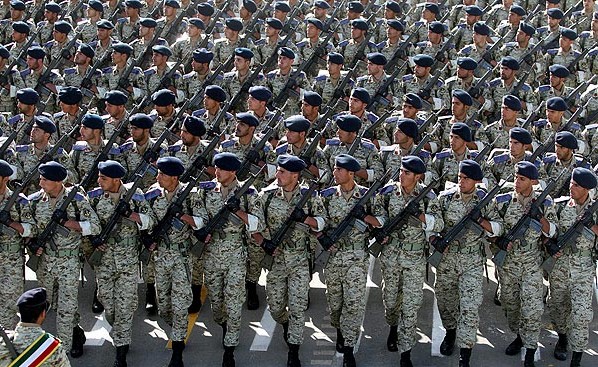 مراسم رژه ارتش جمهوری اسلامی ایران در جوار بارگاه حضرت امام خمینی (ره) آغاز شد
