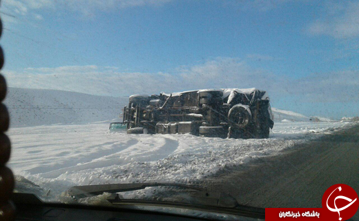 واژگونی کامیون به علت بارش برف+عکس