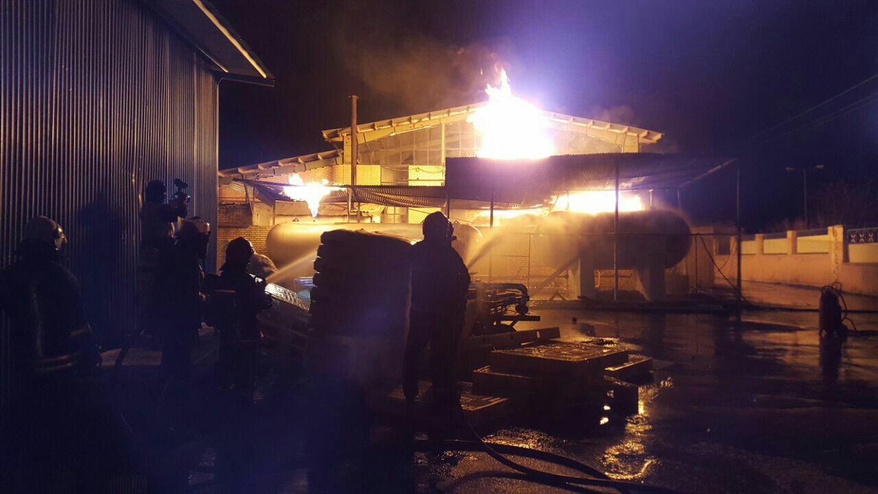 آتش سوزی مخازن گاز در کارخانه تولید فوم