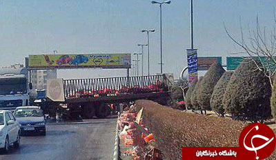 واژگونی تریلی نوشابه در بلوار امام علی مشهد+تصاویر