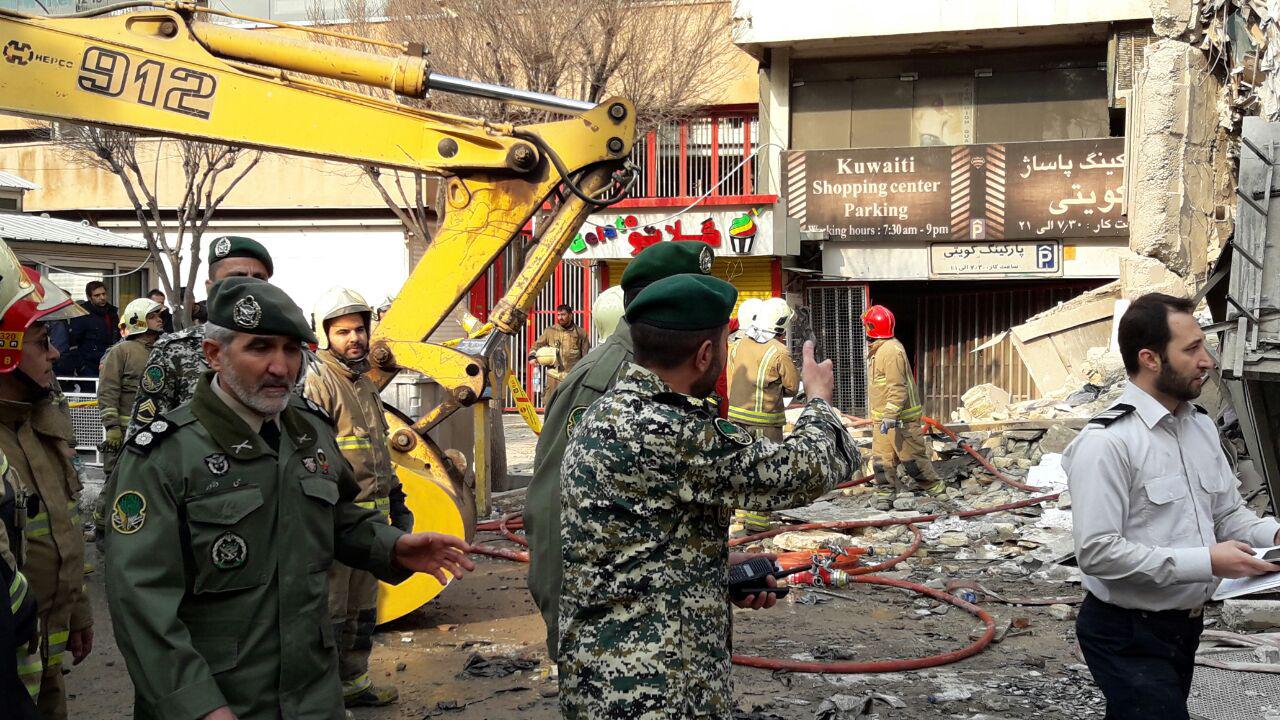 لودرهاي نيروي زميني ارتش در راه پلاسکو/ امدادرسانی نفرات نیروی زمینی در محل حادثه + تصاویر