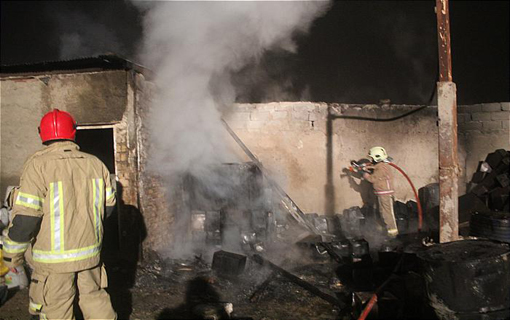 آتش سوزی انبار ضایعات در خیابان امام خمینی/ حریق بدون خسارت جانی مهار شد + تصاویر