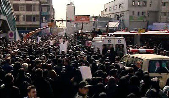 پیکر شهدای حادثه پلاسکو بر دوش آتش‌نشان‌ها/ محدودیت ترافیکی اطراف مصلی امام خمینی(ره) + فیلم و عکس
