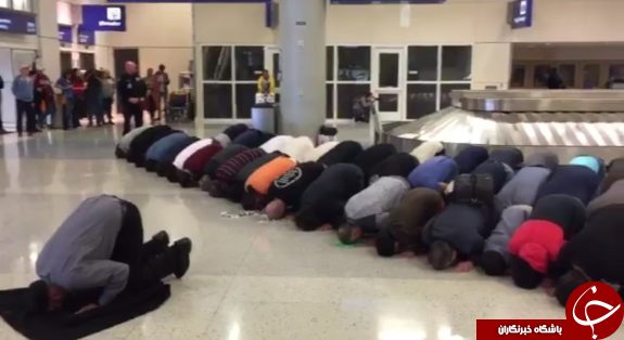 ورودی های بسته فرودگاه های امریکا شاهد نماز مسلمانان شدند///نماز جماعت پشت گیت های بسته +فیلم